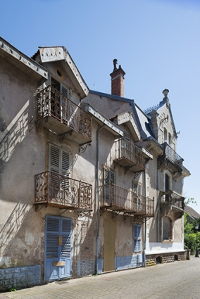 Ancienne maison, avec la Villa des Tilleuls (à droite). © Région Bourgogne-Franche-Comté, Inventaire du patrimoine