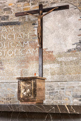 Vue du tabernacle et de la croix d'autel.  © Région Bourgogne-Franche-Comté, Inventaire du patrimoine