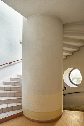Escalier en vis créé dans l'ancienne tour du réservoir dans les années 1990, palier du premier étage. © Région Bourgogne-Franche-Comté, Inventaire du patrimoine