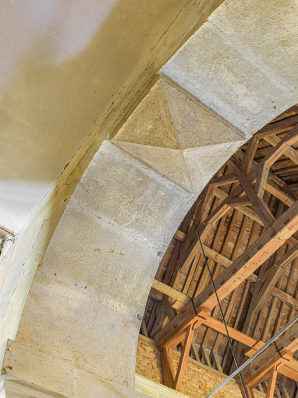 Clé de voûte de l'arcade centrale de la tribune. © Région Bourgogne-Franche-Comté, Inventaire du patrimoine