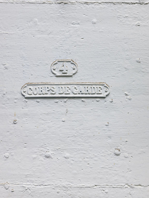 Le passage voûté : porte d'entrée du corps de garde (détail de l'inscription). © Région Bourgogne-Franche-Comté, Inventaire du patrimoine