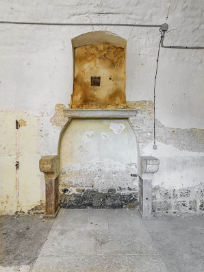 Pavillon d'entrée : cheminée de la pièce du petit corps de garde. © Région Bourgogne-Franche-Comté, Inventaire du patrimoine