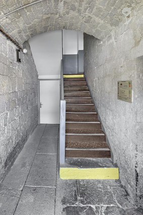 Caserne U, rez-de-chaussée : escalier et la première volée (détail). © Région Bourgogne-Franche-Comté, Inventaire du patrimoine