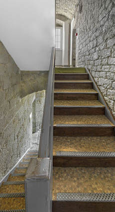 Caserne U : escalier tournant vers l'étage carré. © Région Bourgogne-Franche-Comté, Inventaire du patrimoine