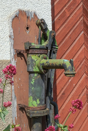 La pompe à eau devant la face antérieure. © Région Bourgogne-Franche-Comté, Inventaire du patrimoine