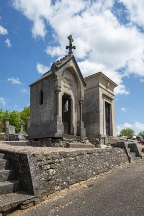 Le tombeau de trois quarts gauche, en contexte. © Région Bourgogne-Franche-Comté, Inventaire du patrimoine