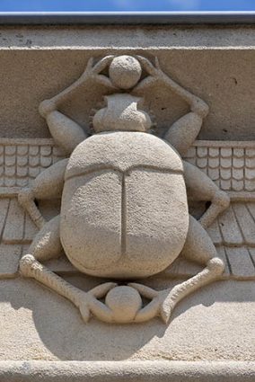 Détail du scarabée de la corniche. © Région Bourgogne-Franche-Comté, Inventaire du patrimoine Détail du scarabée de la corniche. © Région Bourgogne-Franche-Comté, Inventaire du patrimoine