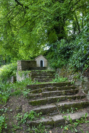 Chapelle de la sainte famille : vue éloignée au sommet de l'escalier. © Région Bourgogne-Franche-Comté, Inventaire du patrimoine Chapelle de la sainte famille : vue éloignée au sommet de l'escalier. © Région Bourgogne-Franche-Comté, Inventaire du patrimoine