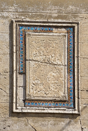 Détail de décor polychrome en céramique sur la façade. © Région Bourgogne-Franche-Comté, Inventaire du patrimoine Détail de décor polychrome en céramique sur la façade. © Région Bourgogne-Franche-Comté, Inventaire du patrimoine