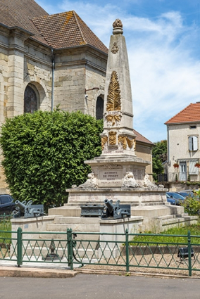 Le monument de trois quarts droit. © Région Bourgogne-Franche-Comté, Inventaire du patrimoine Le monument de trois quarts droit. © Région Bourgogne-Franche-Comté, Inventaire du patrimoine
