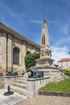 Le monument de trois quarts droit. © Région Bourgogne-Franche-Comté, Inventaire du patrimoine