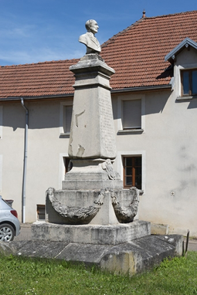 Le monunent vu de trois quarts gauche. © Région Bourgogne-Franche-Comté, Inventaire du patrimoine