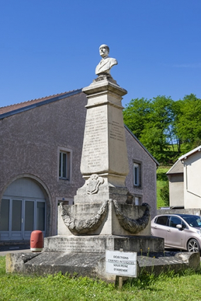 Le monument vu de trois quarts droit. © Région Bourgogne-Franche-Comté, Inventaire du patrimoine