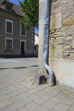 Vue de la borne à l'angle de la rue Jean Jaurès et de la rue de la Saline. © Région Bourgogne-Franche-Comté, Inventaire du patrimoine