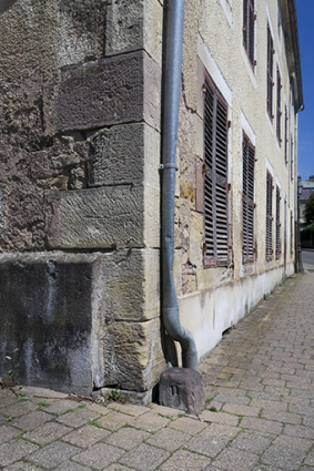 Vue de la borne à l'angle de la rue Jean Jaurès et de la rue de la Saline. © Région Bourgogne-Franche-Comté, Inventaire du patrimoine