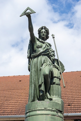 La statue de face. © Région Bourgogne-Franche-Comté, Inventaire du patrimoine La statue de face. © Région Bourgogne-Franche-Comté, Inventaire du patrimoine