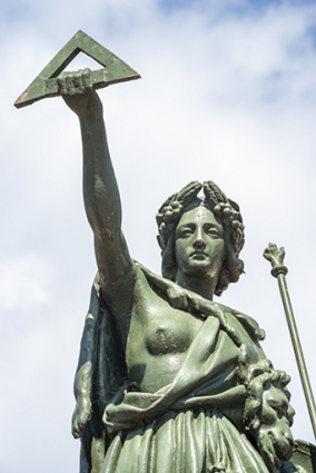 Détail de la partie supérieure de la statue. © Région Bourgogne-Franche-Comté, Inventaire du patrimoine