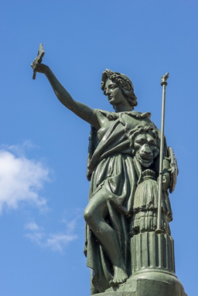 La statue en pied, vue de la droite. © Région Bourgogne-Franche-Comté, Inventaire du patrimoine