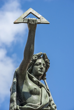 Détail de la partie supérieure de la statue. © Région Bourgogne-Franche-Comté, Inventaire du patrimoine