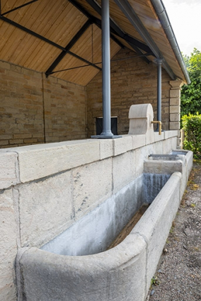 L'abreuvoir de la fontaine, de trois-quarts gauche. © Région Bourgogne-Franche-Comté, Inventaire du patrimoine