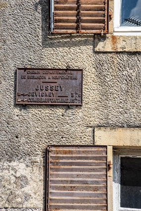 Détail de la façade avec plaque directionnelle. © Région Bourgogne-Franche-Comté, Inventaire du patrimoine