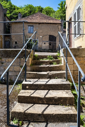 Escalier isolé débouchant sur la rue Charles-Rech, face à la ferme, au n° 69. © Région Bourgogne-Franche-Comté, Inventaire du patrimoine Escalier isolé débouchant sur la rue Charles-Rech, face à la ferme, au n° 69. © Région Bourgogne-Franche-Comté, Inventaire du patrimoine