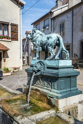 La statue et la borne de trois quarts droit. © Région Bourgogne-Franche-Comté, Inventaire du patrimoine