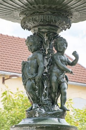 Détail des anges et de la partie inférieure de la vasque. © Région Bourgogne-Franche-Comté, Inventaire du patrimoine Détail des anges et de la partie inférieure de la vasque. © Région Bourgogne-Franche-Comté, Inventaire du patrimoine