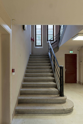 Vue de l'escalier central de la maison des œuvres depuis le hall d'entrée. © Région Bourgogne-Franche-Comté, Inventaire du patrimoine Vue de l'escalier central de la maison des œuvres depuis le hall d'entrée. © Région Bourgogne-Franche-Comté, Inventaire du patrimoine