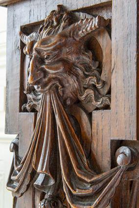 Détail des parties sculptées, tête de créature hybride, vue de trois quarts. © Région Bourgogne-Franche-Comté, Inventaire du patrimoine