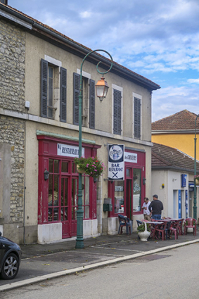 Maison de droite (actuel café-restaurant). © Région Bourgogne-Franche-Comté, Inventaire du patrimoine