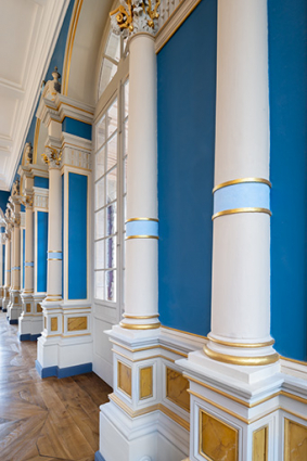 Foyer : piliers du mur nord et leur décor, vus en enfilade. © Région Bourgogne-Franche-Comté, Inventaire du patrimoine