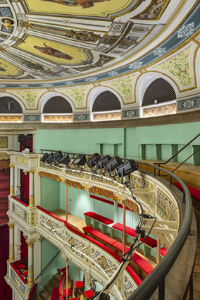 Salle : 2e et 3e balcons, vus vers le côté cour. © Région Bourgogne-Franche-Comté, Inventaire du patrimoine