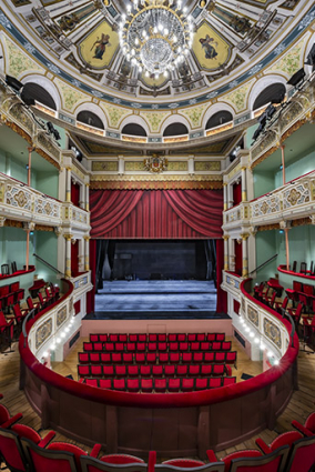 Salle : vue vers la scène (cadrage vertical). © Région Bourgogne-Franche-Comté, Inventaire du patrimoine