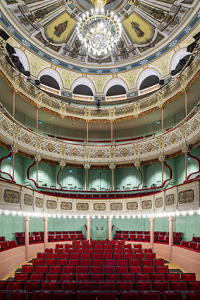 Salle : vue depuis la scène (cadrage vertical). © Région Bourgogne-Franche-Comté, Inventaire du patrimoine