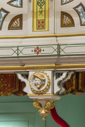 Salle : décor d'un culot du 2e balcon : 1re tête d'homme (cadrage vertical). © Région Bourgogne-Franche-Comté, Inventaire du patrimoine