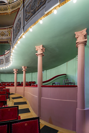 Salle : "pourtour" et colonnes soutenant le 1er balcon. © Région Bourgogne-Franche-Comté, Inventaire du patrimoine