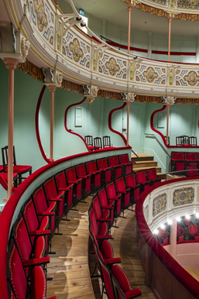 Salle, 1er balcon : rangées de sièges en avant des loges. © Région Bourgogne-Franche-Comté, Inventaire du patrimoine