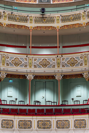 Salle : 1er et 2e balcons. © Région Bourgogne-Franche-Comté, Inventaire du patrimoine