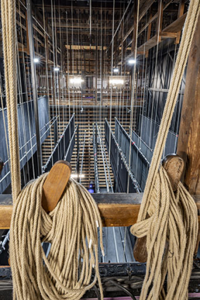 Cage de scène : cintres, vus de la passerelle côté cour, avec palets et fils au premier-plan. © Région Bourgogne-Franche-Comté, Inventaire du patrimoine