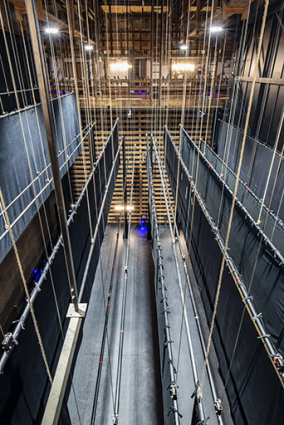 Cage de scène : vue plongeante sur la scène et les frises, depuis la passerelle côté jardin. © Région Bourgogne-Franche-Comté, Inventaire du patrimoine