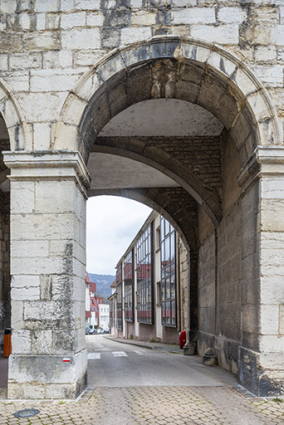 Façade sur la rue des Barres, vue à travers un passage de l'Hôtel de Ville. © Région Bourgogne-Franche-Comté, Inventaire du patrimoine