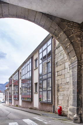 Façade sur la rue des Barres, vue à travers un passage de l'Hôtel de Ville. © Région Bourgogne-Franche-Comté, Inventaire du patrimoine