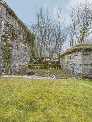Point d'observation depuis l'escarpe en direction du fossé. © Région Bourgogne-Franche-Comté, Inventaire du patrimoine