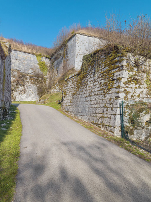 Chemin récent évitant l'entrée par la demi-lune. © Région Bourgogne-Franche-Comté, Inventaire du patrimoine