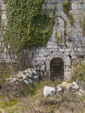 Porte d'accès à la fausse braie. © Région Bourgogne-Franche-Comté, Inventaire du patrimoine