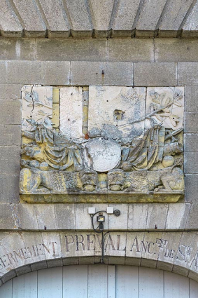 La porte d'entrée : détail de l'inscription et du bas relief. © Région Bourgogne-Franche-Comté, Inventaire du patrimoine