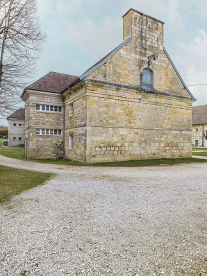 Caserne v : vue de trois quarts gauche (façaces antérieure et latérale). © Région Bourgogne-Franche-Comté, Inventaire du patrimoine