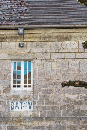 Caserne V : date gravée de la construction des casernes. © Région Bourgogne-Franche-Comté, Inventaire du patrimoine