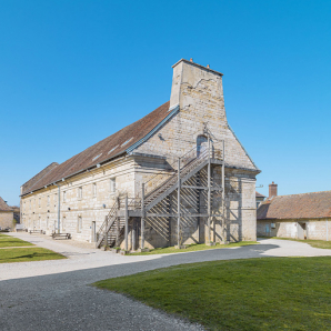 Caserne U : vue de trois quarts droit (façaces antérieure et latérale). © Région Bourgogne-Franche-Comté, Inventaire du patrimoine